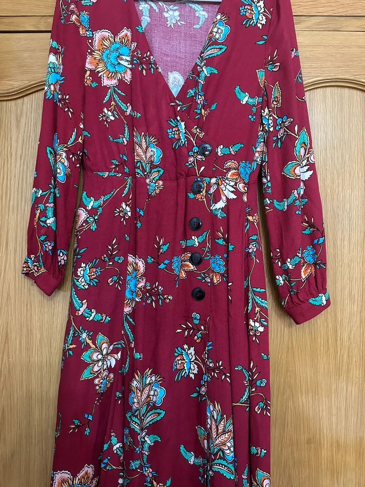 Vestido midi floral marca Mango
